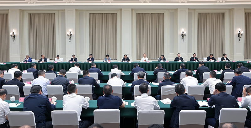 王曉暉在省級(jí)領(lǐng)導(dǎo)干部黨紀(jì)學(xué)習(xí)教育讀書班上強(qiáng)調(diào)
堅(jiān)持從學(xué)紀(jì)入手抓好黨紀(jì)學(xué)習(xí)教育
切實(shí)做到學(xué)紀(jì)知紀(jì)明紀(jì)守紀(jì)
黃強(qiáng)施小琳參加「相關(guān)圖片」