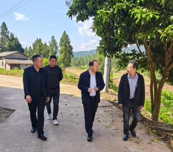市供銷(xiāo)社黨組書(shū)記、理事會(huì)主任廖爵祿赴平昌縣土埡鎮(zhèn)大嶺村開(kāi)展幫扶工作
